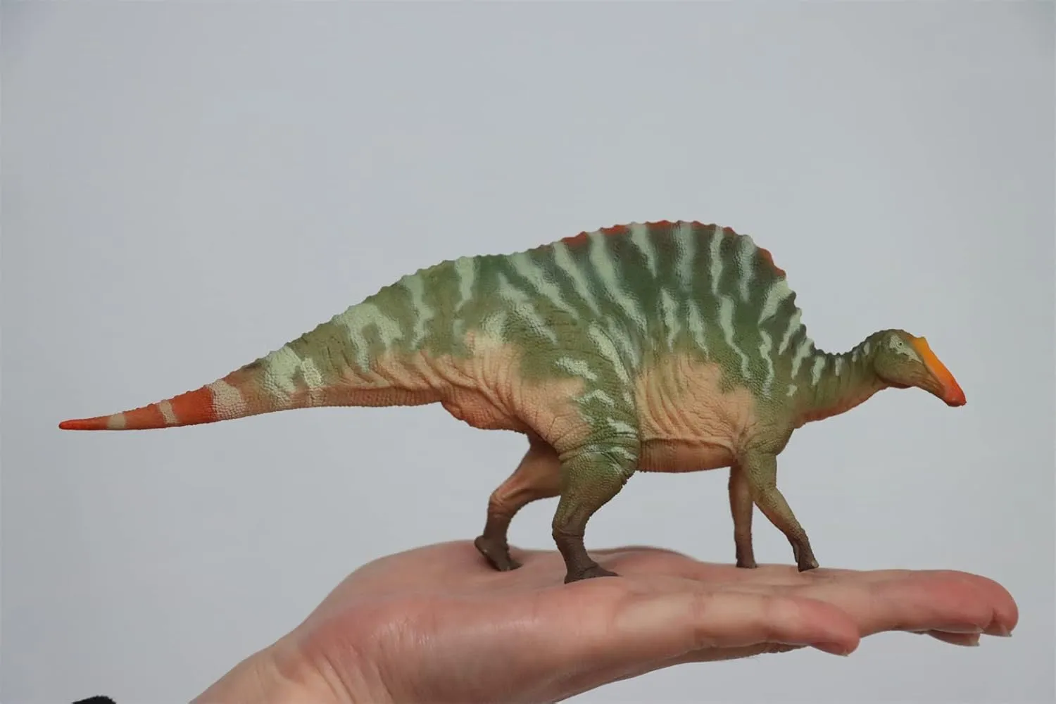 1:35 Scale Ouranosaurus Figure Cretaceous Iguanodontidae PVC Animal Model Collection Dinosaur Set Realistic Wonderful Decoration Gift for Adult (Green)