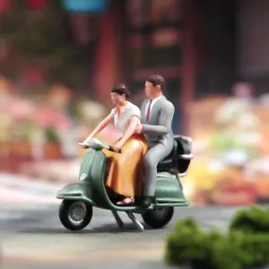 1/87 1/64 1/43 1/24 Scale Miniature Action Figure Doll Model Vacation Couples Riding Electric Bike Resin Figurine Model Creative Sand Table Scene Doll (Painted, 1:64 Scale)