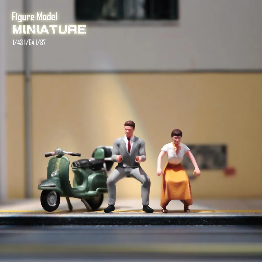 1/87 1/64 1/43 1/24 Scale Miniature Action Figure Doll Model Vacation Couples Riding Electric Bike Resin Figurine Model Creative Sand Table Scene Doll (Painted, 1:64 Scale)