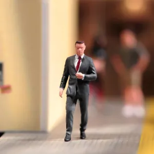 1/87 1/64 1/43 1/24 Scale Miniature Action Figure Doll Model Walking Man Wearing Suit Resin Figurine Model Creative Scene Dolls Props for Cars Display (Painted, 1:87 Scale)