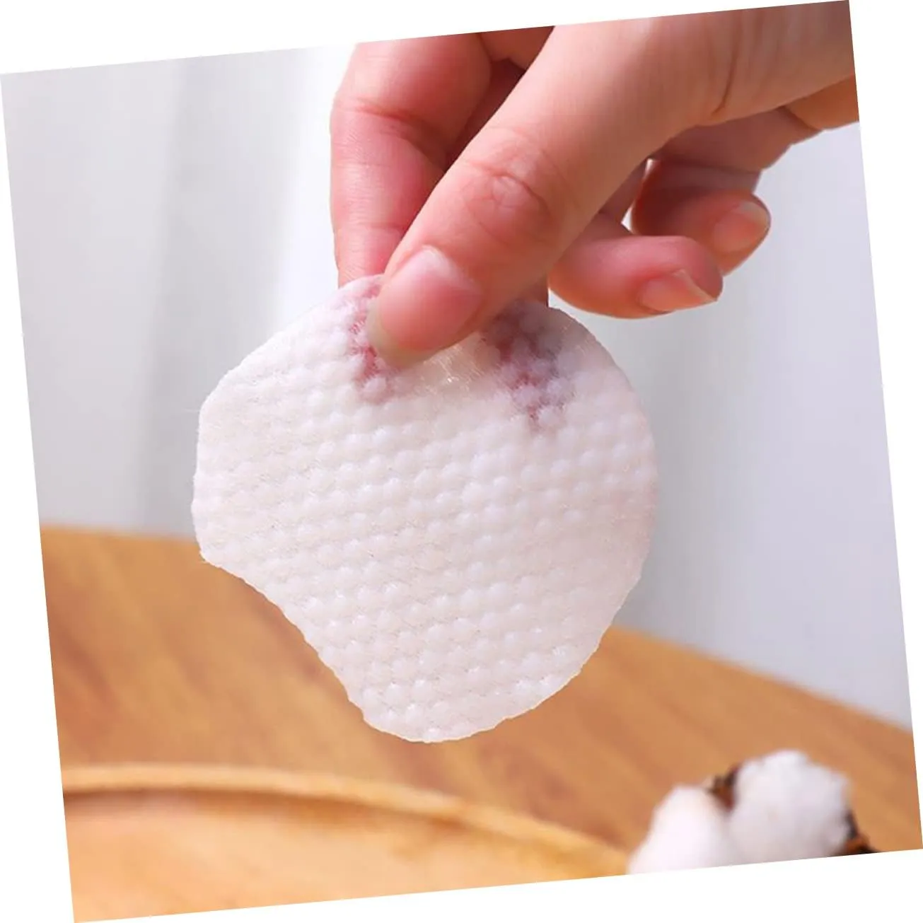 900pcs Pearl Pattern Makeup Remover Cotton Makeup Remover Wipes Esthetic Wipes Travel Makeup Wipes Eyeshadow Cleansing Pads Cotton Round Pads Disposable Cotton Face Pads Girl Miss