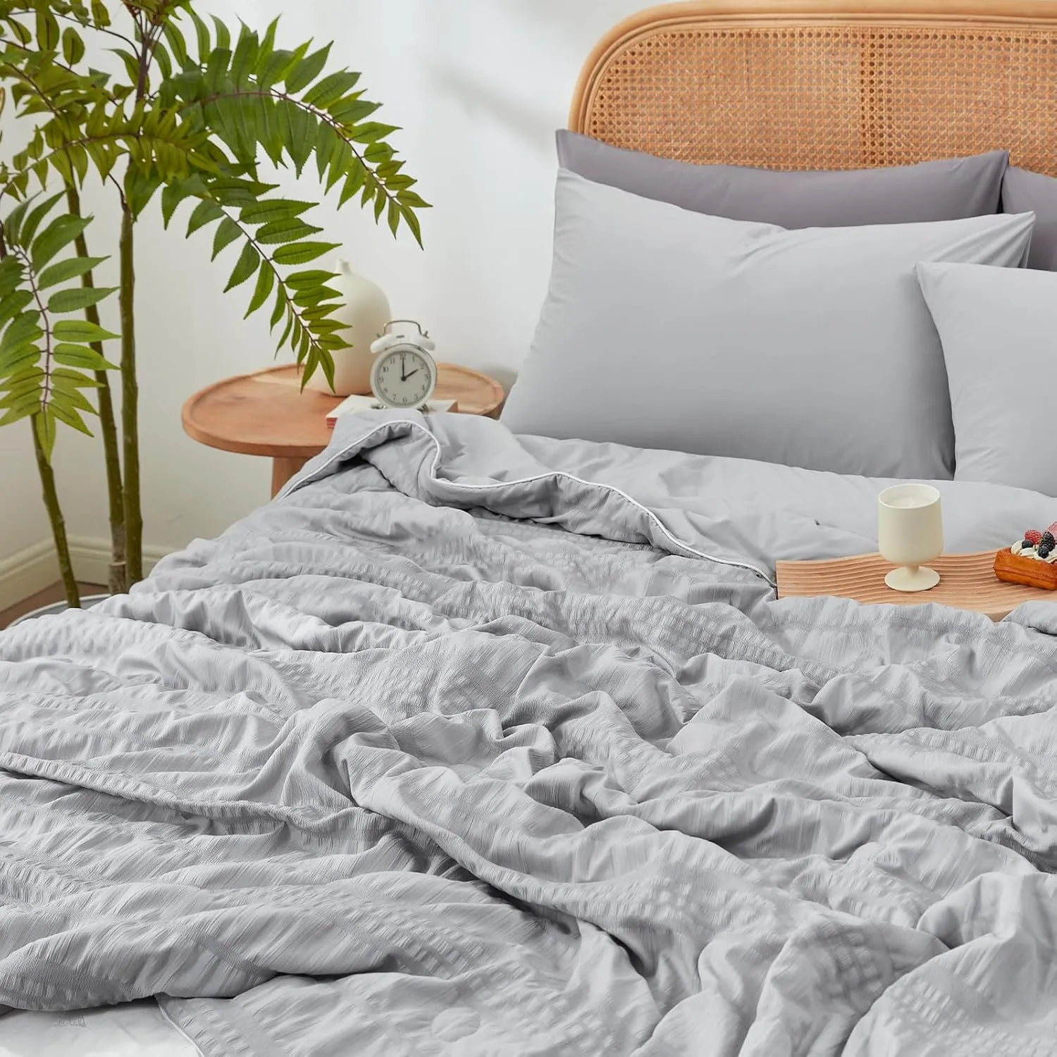 Cozy Bliss Seersucker Cooling Comforter King Size, Q-Max 0.4 Reversible Lightweight Cooling Blanket, Breathable Silk Smooth Summer Bedding Quilt for Hot Sleepers Night Sweats Light Grey