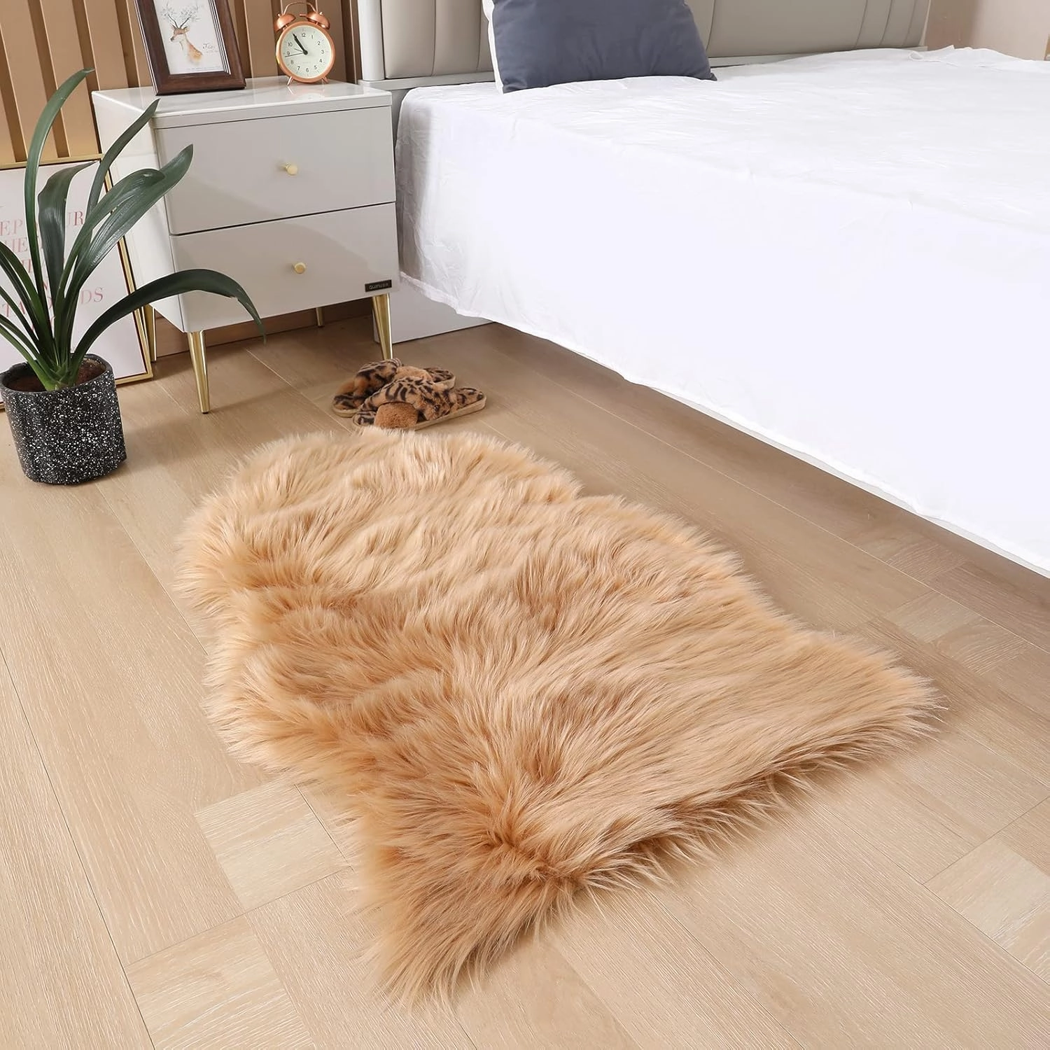 Faux Fur Rug 2×3 Ft Brown Sheepskin Rug Super Soft Fluffy Plush Area Rug Used for Bedroom Floor Children's Room Sofa Cushion Living Room Bedside Rugs