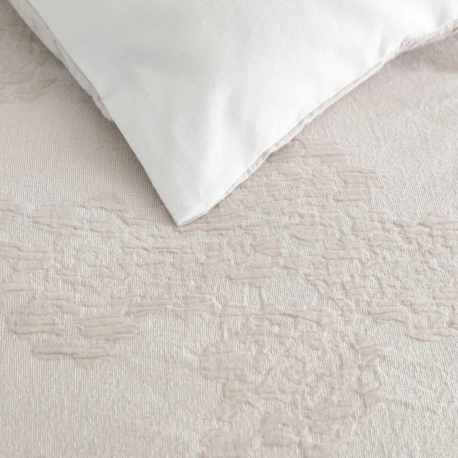 Vera Wang - Duvet Cover Set, Soft Bedding Set with Matching Shams, Delicate Floral Design, Chic Room Essentials (Roses Beige, Queen)