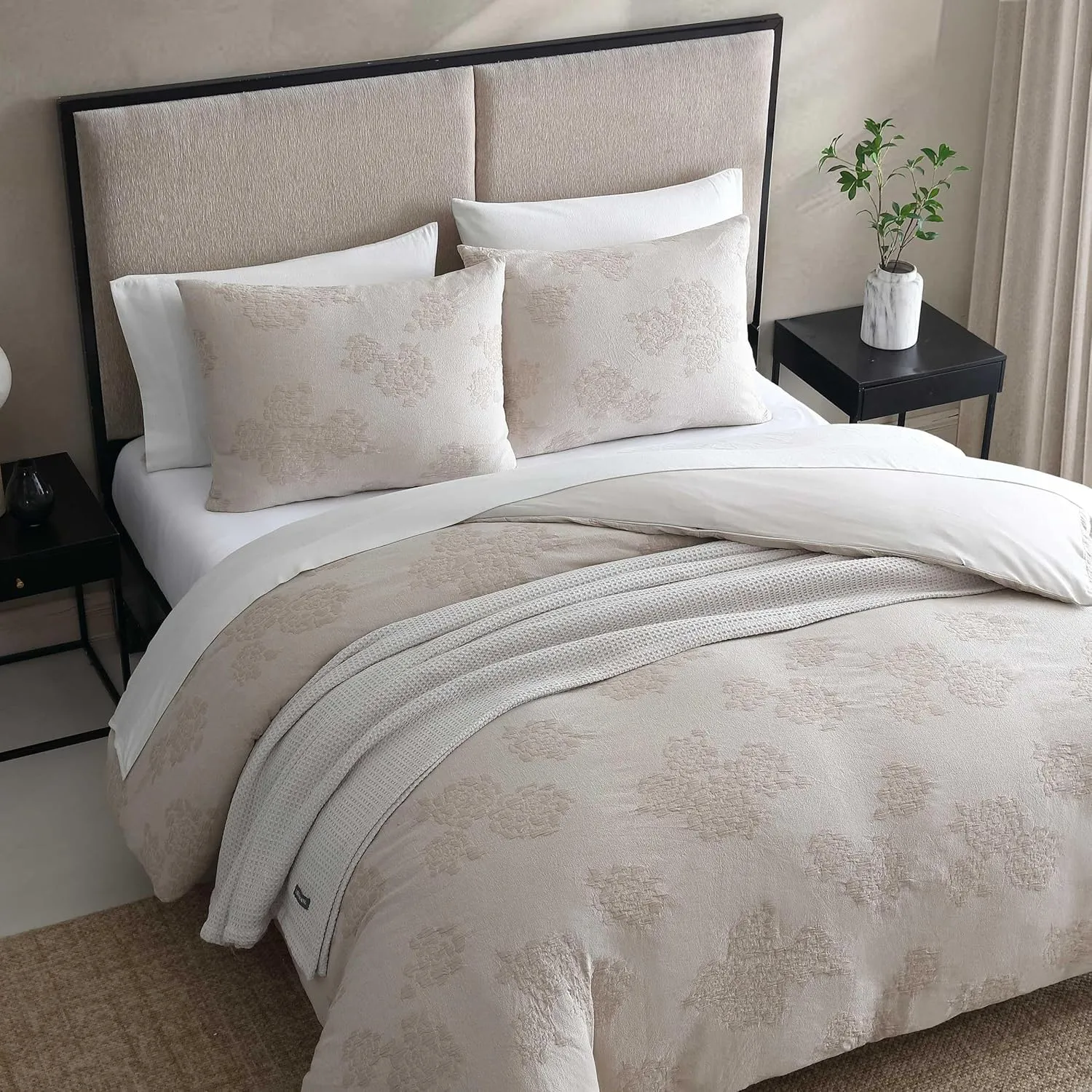 Vera Wang - Duvet Cover Set, Soft Bedding Set with Matching Shams, Delicate Floral Design, Chic Room Essentials (Roses Beige, Queen)